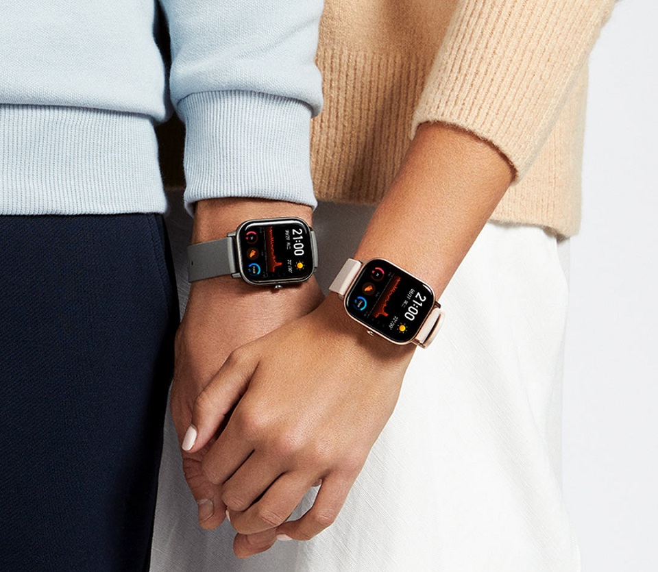 Умные часы Xiaomi Amazfit GTS парень и девушка с часами
