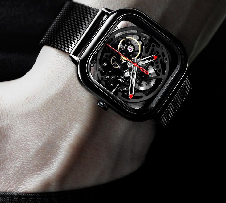 Часы GIGA Design full hollow mechanical watches на руке пользователя