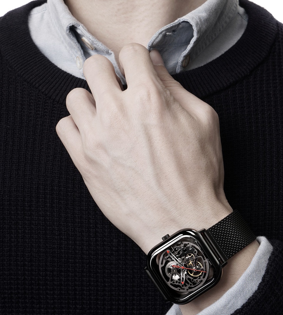 Часы GIGA Design full hollow mechanical watches на руке пользователя