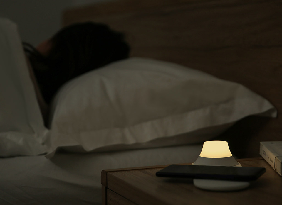 Беспроводное З/У Yeelight Wireless Charging Night Light у кровати